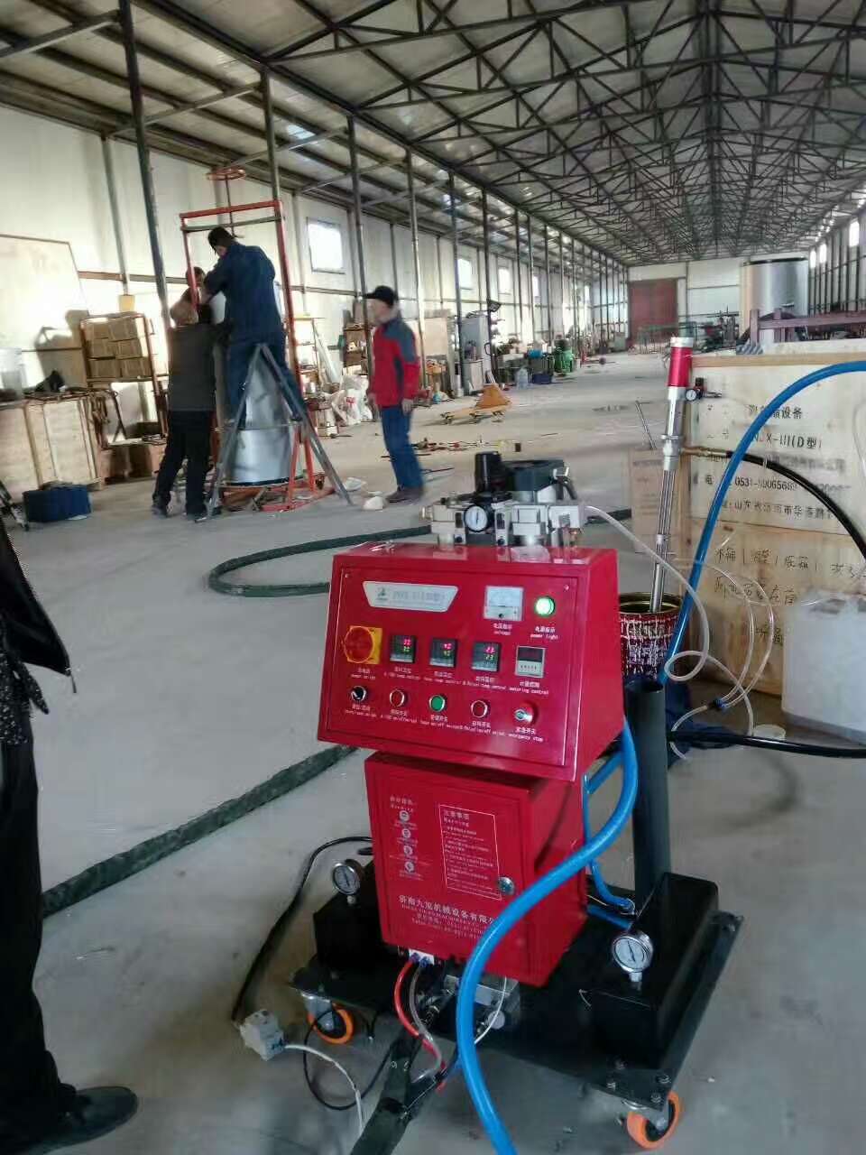 E型不銹鋼水箱保溫模塊聚氨酯填充噴涂機